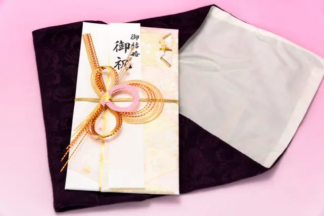 友人から「2回目」の結婚招待状が届きました。やはりご祝儀は「1回目と同額」包むものなのでしょうか?