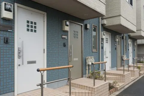 月収22万円・一人暮らし。家賃に「8万円」かけているのは妥当でしょうか？