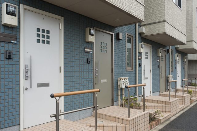 月収22万円・一人暮らし。家賃に「8万円」かけているのは妥当でしょうか？