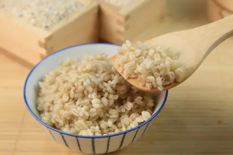 ママ友に「15kgの米を“麦3割混ぜ”にしたら、かなり節約になった」と言われた！ 4人家族で「1日2食」白ご飯を食べるけど、本当に安くなるの？ 節約効果をシミュレーション