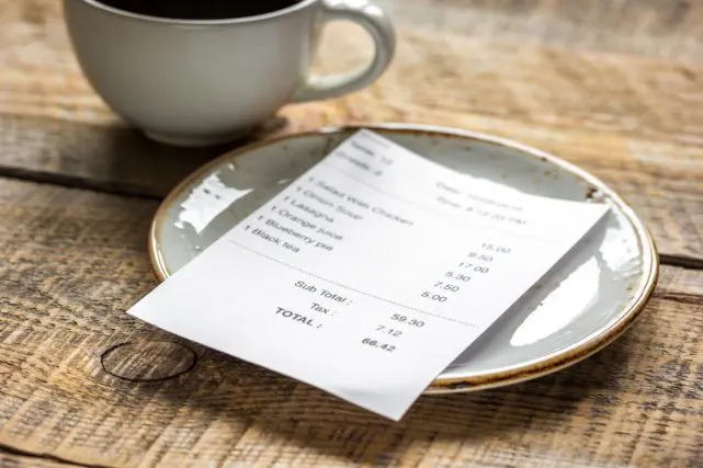 1人暮らしなのですが、「食費に毎月6万円」かかっています。「1万円ほど節約したい」のですが、よい方法はありませんか?