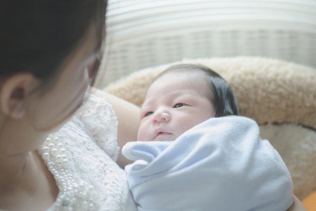 地方在住の友人が「出産費用は0円だった」と言っていましたが、都内在住の私は支払額20万円！地域により出産育児一時金の額が違うのですか？