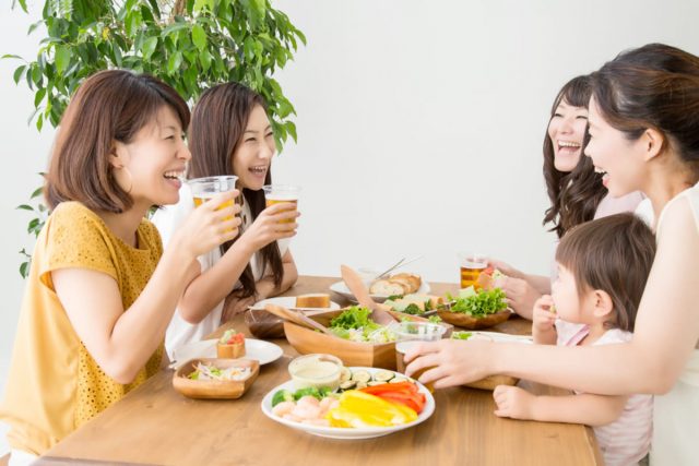 ママ友とのランチは、いつも「2000円」以上！ 家計的にキツイのですが「ファミレス」を提案するのはアリですか？ 物価高の今、ランチ代の相場はいくらなのでしょうか？