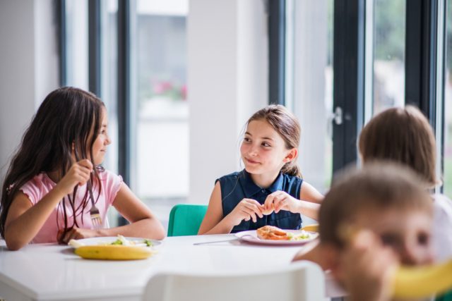 世帯年収700万円・未就学の子2人、夫は激務でワンオペ育児が正直ツラいです。わが家の年収でも「こども食堂」を使っていいのでしょうか？