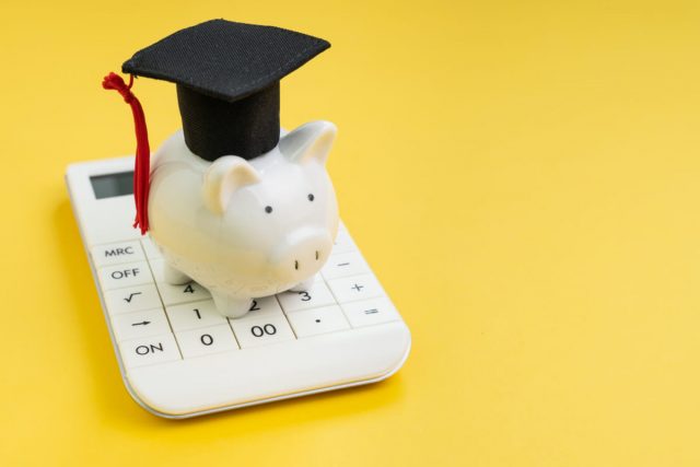 共働き夫婦ですが、子どもを「私立大学」に通わせるには“奨学金なし”では無理!? 世帯年収800万円でも足りない？