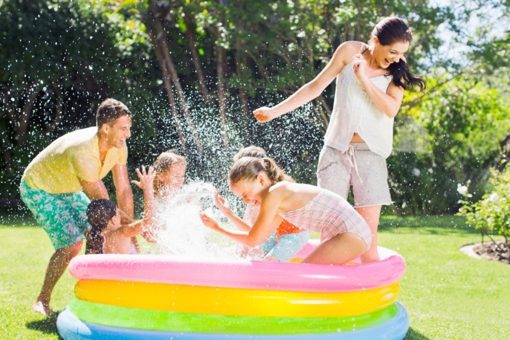 子どものために庭に「ビニールプール」を設置！“水道代”と“市営プール”、どちらが安く済む？