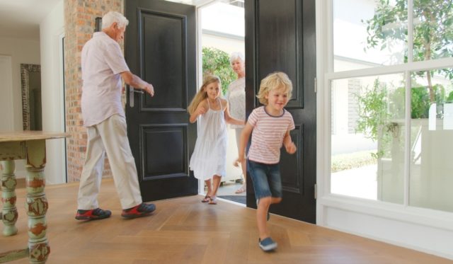 子どもと“1週間”実家に帰省します。手土産だけでは足りない気がするのですが、「現金」を渡す場合はどれくらい渡すべきですか？