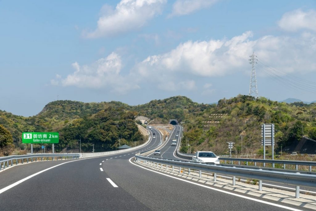 家族で花火大会へ！高速道路料金「往復1万6000円」がETC休日割引でいくら安くなる？