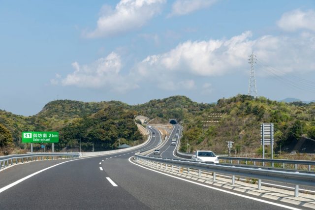 家族で花火大会へ！高速道路料金「往復1万6000円」がETC休日割引でいくら安くなる？