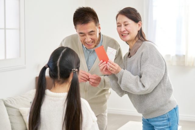 「お盆玉」があると聞きましたが、孫たちが来たら渡すべき？ 「相場」はいくらですか？